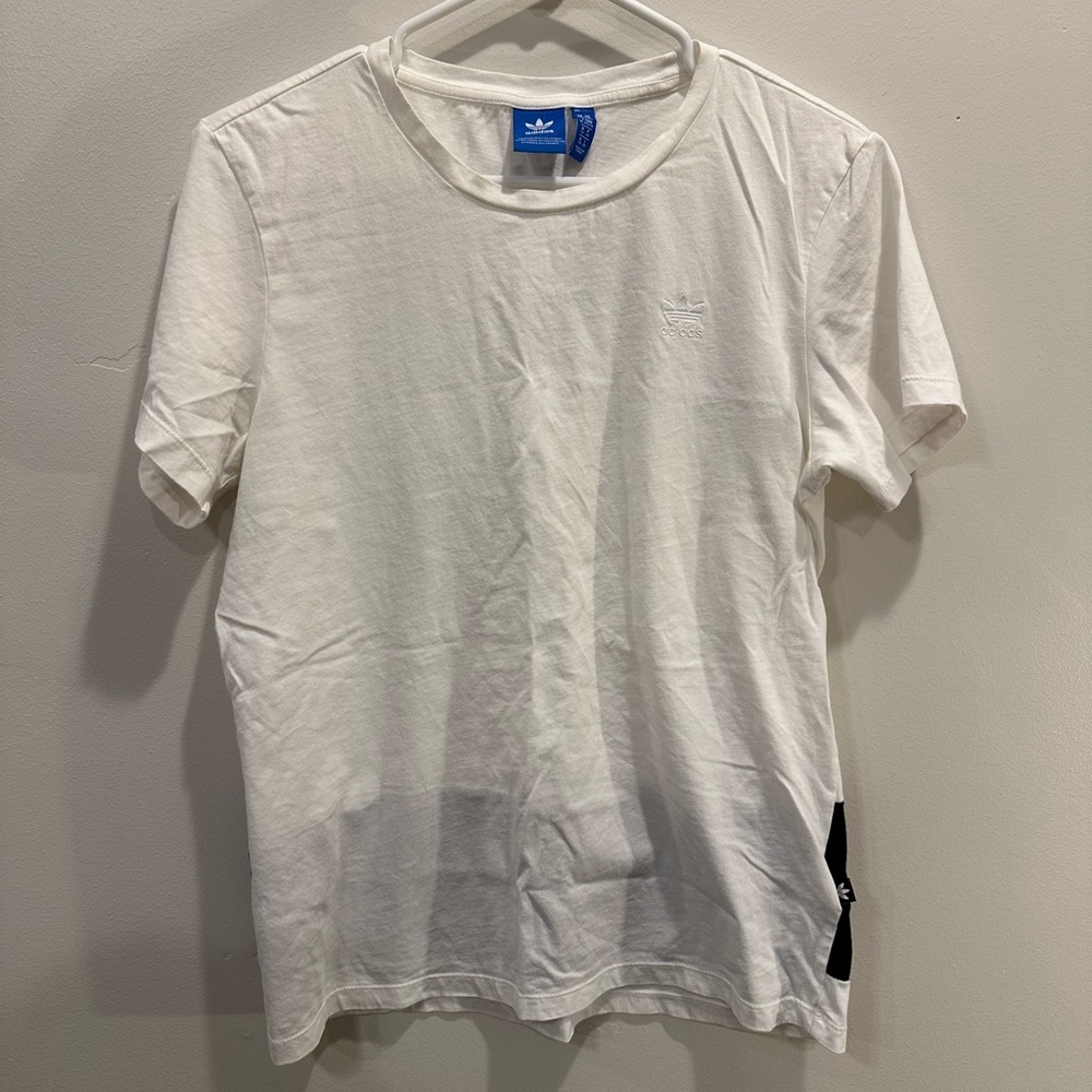 Adidas women’s White T-Shirt XS-6